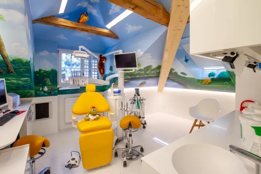 Behandlungszimmer der Praxis Brunnen