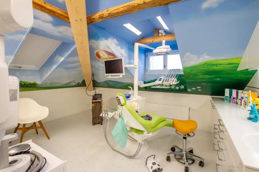 Behandlungszimmer mit Kinder-Behandlungsstuhl